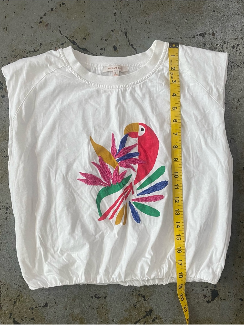 Skies Are Blue White Tee with Vibrant Parrot with Embroidered Detail Size Sm - Picture 2 of 5